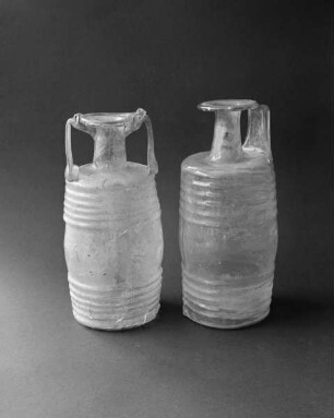Zwei Faßkannen, rechts (Inv.-Nr.175, Höhe: 19 cm)