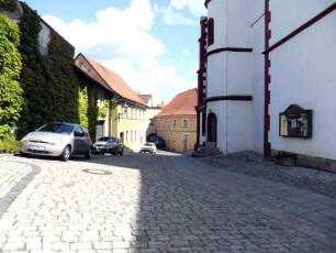 Stadtkirche-Kirchhof im Norden mit angrenzenden Gebäuden nach Osten