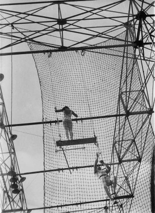 Trapezakrobaten im Freilichtzirkus, Paris