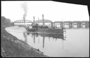 Wittenberg. Elbe mit Brücke und Schleppzug