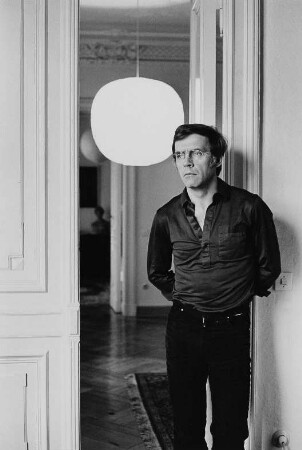 Der Grafiker Walter Herzog in seiner Wohnung