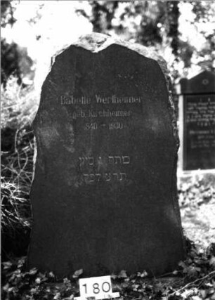 Grabstein 180 (Index: 100085392) Maße HxBxT: 148x80x15 cm Beschreibung: grob stelenhaft behauener Stein: Grabstein 180