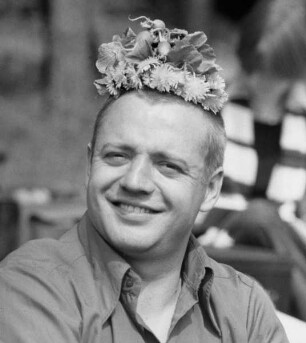Dieter Kimpel mit einem Blumenkranz aus Löwenzahn und Radieschen