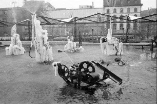 Basel: [Tinguely-]Brunnen vor dem Stadttheater, vereist