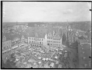 Heilbronn, Rathausplatz mit Verkaufsständen, vom Kiliansturm aus gesehen