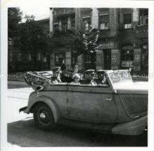 Der sowjetische Ortskommandant bei der feierlichen Wieder-Inbetriebnahme der Straßenbahnlinie 199 in Pankow