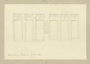 Fensterreihe mit zwei Wappensteinen in der Fassade des Ravensburger Rathauses