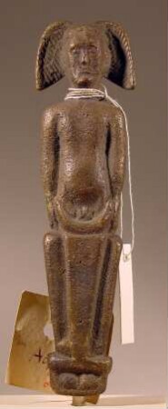 Stehende männliche Figur mit Kopflügeln