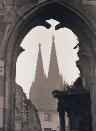 Köln: Dom-Durchblick durch Fenster; Maria in den Trümmern