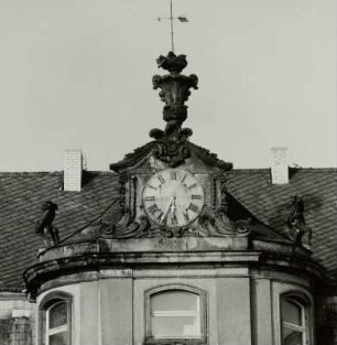 Choren, Schloss, Mittelrisalit, Bekrönung mit Uhr