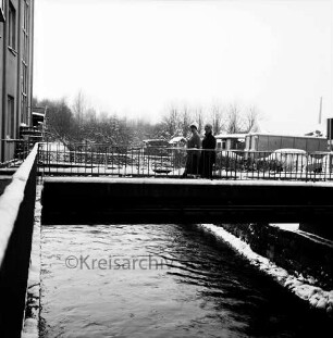 Trave: Fußgängerbrücke zwischen Mühlenstraße und Lübecker Straße im Winter: Blick Richtung Osten