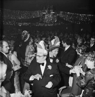 Karneval: Hotel Oldesloer Hof, Saal: Prunksitzung: Veranstalter Oldesloer Männerchor von 1844, Oldesloer Singakademie von 1946: Einzug von Mädchengarde mit Tanzmariechen Ursula Vüllers, Elferrat mit Gustav Adolf Wilke und Harald Ernst: Zuschauer geben Applaus, 20. Februar 1971