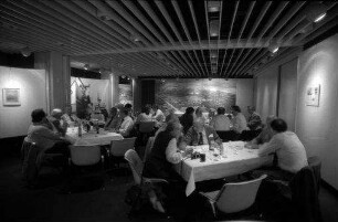 Bremen: Gruppe der Journalisten im Casino