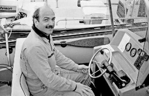 Kiel: Jachthafen Kiel-Schilksee: Michael Rehberg von der Deutschen Lebensrettungsgesellschaft (DLRG) auf einem Rettungsboot