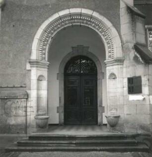 Dresden-Trachau. Alte Schule : Dresden-Trachau. Böttgerstraße 11. Alte Schule (1897/1899) (heute 56. Mittelschule). Haupteingang mit Sitznischenportal