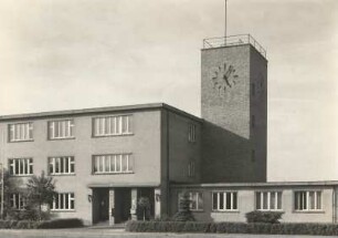 Senftenberg. Ingenieurschule für Braunkohlenbergbau. Lehrsaalgebäude und Uhrenturm (in gelblichem heimischem Klinker). Straßenansicht