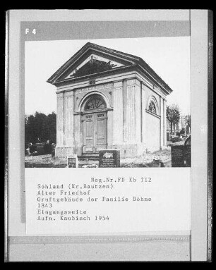 Sohland an der Spree. Alter Friedhof. Gruftgebäude der Familie Böhme, sogenannte Böhm'sche Gruft (1843). Eingangsseite