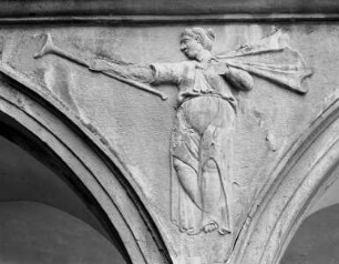 Relief einer Frau mit Posaune
