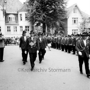 Schützenfest: Veranstalter Ahrensburger Schützengilde: Umzug: Große Straße, vor dem Stadthaus: Schützenkönig Willi Knuth und seine Ritter Karlheinz Hauschildt, Klaus Möller: rechts angetretene Schützen, 20. Juni 1965