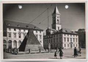 Karlsruhe, Pyramide (Grabmal des Stadtgründers Karl Wilhelm) und Stadtkirche