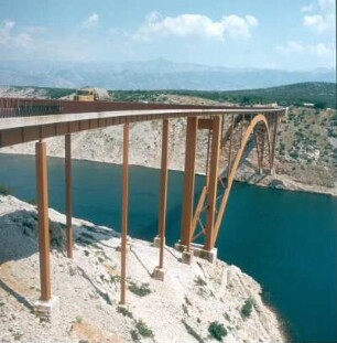 Kroatien. Maslenica-Brücke über die Meerenge von Maslenica