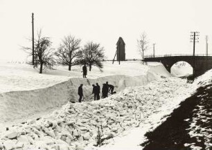 Arnsdorf, Schneeverwehungen, Ausschaufeln