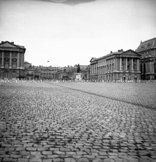 Blick auf Schloss Versailles und Königshof