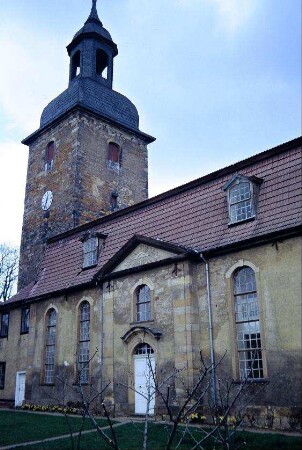 Kirche mit Langhausfassade, Eingang und Turm