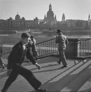 Dresden. Blick vom Neustädter Elbufer zur Altstadt