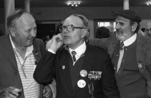 Veteranen bei der Feier anlässlich des 40. Jahrestages der Begegnung zwischen den sowjetischen und den amerikanischen Truppen in Torgau