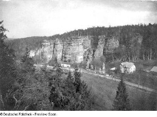 Fremdenhof und Restaurant Felsenkeller. Blick von der linken Bielatalkante zur Bastei