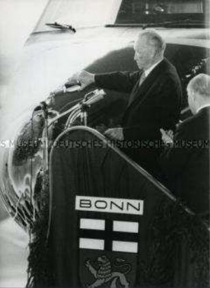 Konrad Adenauer tauft ein Flugzeug der Lufthansa auf den Namen "Bonn"