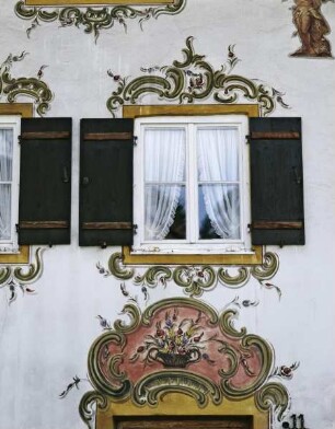 Supraporte mit einem Korb mit Rosen und Hagebutten. Fensterrahmung mit Rocaillen, Knospen und Blüten
