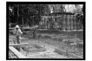 Bauprojekt : Thailand, Bewehrungen knüpfen für die Fundamente zu einem Bauprojekt, 1908/1913