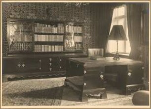 Haus Ury, Berlin-Nikolassee Inneneinrichtung: Arbeitszimmer Schreibtisch, Bücherschrank