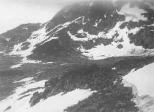 Spitzbergen (Norwegen). Smerenbergbucht. Blick über ein Geröllfeld