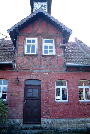 ehemaliges Backhaus mit Dachreiter und Uhr; heute eine Art Bürgerhaus