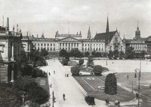 Leipzig, Augustusplatz : Leipzig. Augustusplatz. Museum der bildenden Künste (links), Mendebrunnen (Mitte), dahinter Universität, Paulinerkirche, Kaffee Felsche, Turm der Nikolaikirche