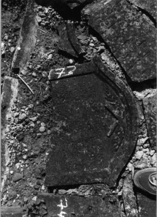 Grabstein 73 (Index: 99796409) Material: Sandstein Zustand: verwittert Maße HxBxT: 0x0x0 cm Beschreibung: Stele, Konvexbogenabschluß mit kleiner Verdachung, Schriftfeld eingetieft Symbolik: gekreuzte Palmzweige: Grabstein 73