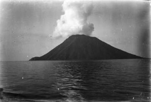 Stromboli : Der Vulkan Stromboli vom Meer aus.