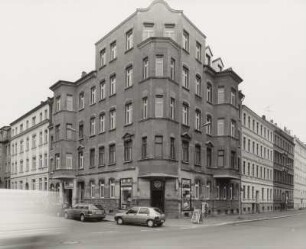 Wohnhaus mit Läden