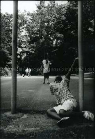 Jugendliche auf einem Sportplatz in einem "Special Needs-Camp" in Amerika (Altersgruppe 18-21)