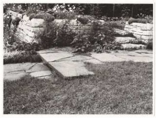 Garten Hermann Leinweber, Berlin-Schlachtensee: Garten mit Mäuerchen, Stufen und Plattenweg