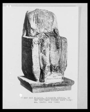 Weibliche Sitzstatue
