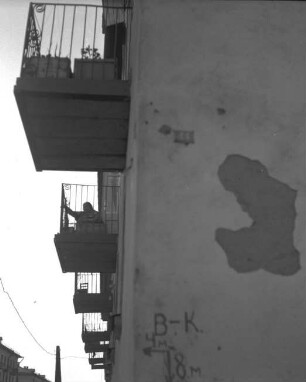 Balkone und Fassade eines Wohnblocks