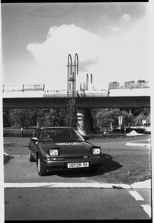 Vorstellung des Mazda 323 Fließheck GLX, mit Klappscheinwerfern: bei Ahrensburg, hinten Brücke von Ostring