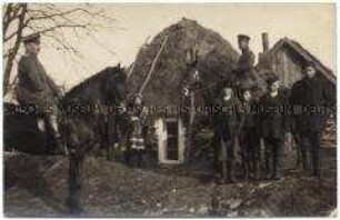 Hauptmann Endemann zu Pferde in einem Dorf bei Grodzisk