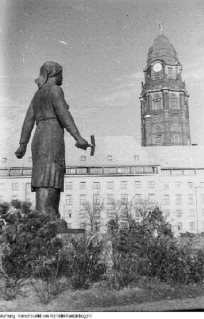 Dresden, Altstadt, Bürgerwiese. Denkmal Trümmerfrau von Walter Reinhold, Eisenguss, 1952 (1. Standort), Oktober 1952