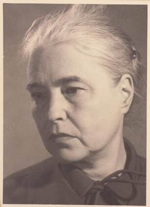 Porträt Anna Seghers, geborene Netty Reiling (1900-1983; Schriftstellerin, Nationalpreisträgerin 1951). Fotografie 1955. Dresden: Deutsche Fotothek