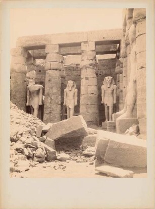 Tempel von Luxor, Luxor (Theben Ost): Ansicht von Kolonnaden und Statuen